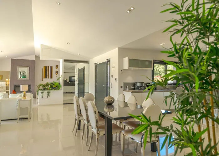 Les Arbousiers - Piscine Chauffee Securisee - 210m2 - 4 Appartement *