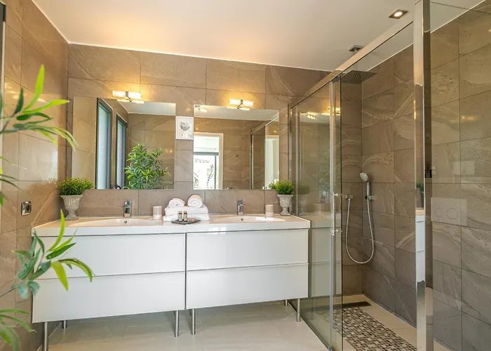 Les Arbousiers - Piscine Chauffee Securisee - 210m2 - 4 Appartement